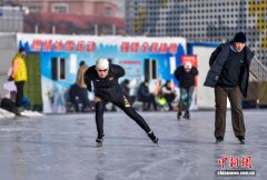 乌鲁木齐打造群众滑冰场 市民自带冰鞋可免费畅滑